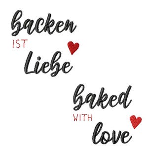Könnte beinhalten: Weißer Hintergrund mit schwarzem und rotem Sticktext, darunter "backen ist Liebe" und "baked with love". Rote Herz-Akzente sind enthalten. Das Bild enthält auch ein Logo und den Text "4 tlg. Set."