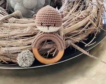 Cute Otter Rattle Amigurumi Baby Rattle Grasping Ring Natural Wood 100% Organic Cotton, Crocheted Otter Baby Rattle Amigurumi