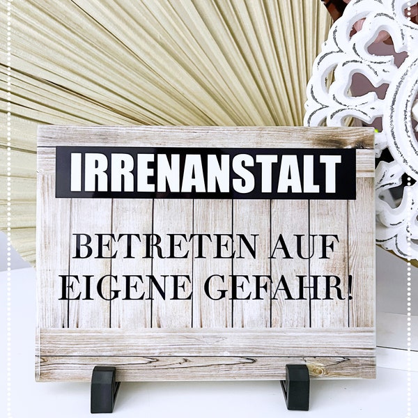 Keramikfliese "Irrenanstalt", bedruckt mit einem Holzdesign