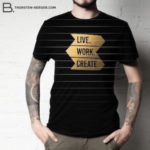 Könnte beinhalten: Schwarzes T-Shirt mit goldenem Text, der "LIVE. WORK. CREATE." lautet.
