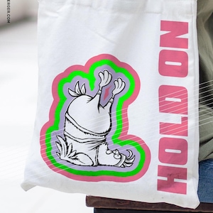 Może przedstawiać: Biała torba typu tote z grafiką różowego i zielonego kreskowego kurczaka z napisem "Hold On" w różowych literach.
