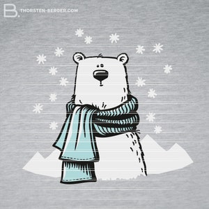 Pode incluir: Um urso polar branco usando uma echarpe listrada azul e branca está em frente a uma paisagem montanhosa nevada. O urso está olhando para cima e há flocos de neve brancos caindo ao seu redor.