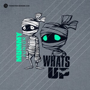 Pode incluir: Duas múmias de desenho animado, uma com olhos verdes e a outra com olhos pretos, estão usando bandagens. A múmia com olhos verdes tem o texto "WHATS UP" escrito abaixo dela. A múmia com olhos pretos tem o texto "MUMMY JUNIOR" escrito ao lado dela.
