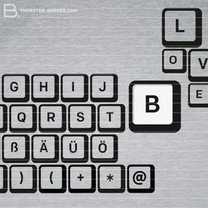 Könnte beinhalten: Ein hellgraues T-Shirt mit einem Tastatur-Design. Das Design schreibt "LOVE B" mit schwarzen und weißen Tastaturtasten. Die Website-Adresse "THORSTEN-BERGER.COM" ist oben aufgedruckt.