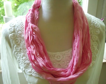 LOOP Schal Crash Seidenschal Rosa Pink Crep de Chine Seide, Gecrasht, Crinkle, Halskette Luftig-leichter Halsschmeichler Boho Silkscarf