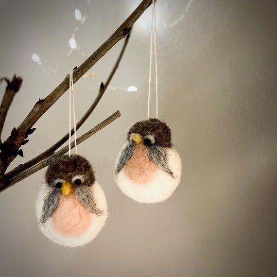 Due piccoli uccellini in feltro a mano da appendere decorazioni