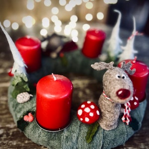 gefilzter Adventskranz mit Rentier Rudi, Glückspilzen und Tannen - Einzelstück