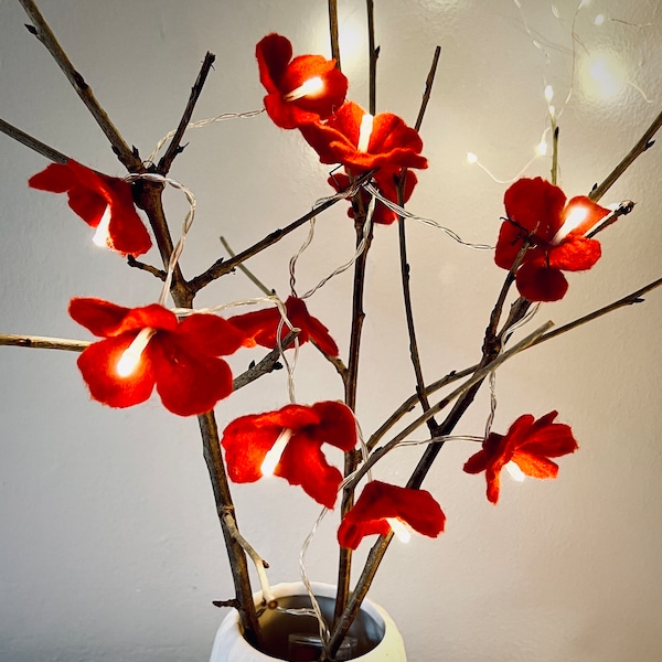 gefilzte Lichterkette mit 10 romantischen roten Blüten