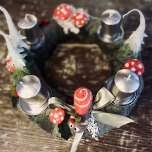 gefilzter Adventskranz mit Weihnachtsschnecke, Glückspilzen und Tannen - Einzelstück