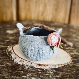 Panier feutré à la main avec fleurons 122