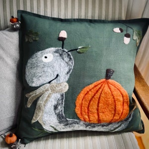 Hand-felted cushion in moss green and pumpkin snail - Kunstgenuss 128