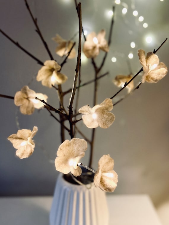 Gefilzte Lichterkette mit romantischen Blüten - creme 032