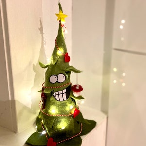 gefilzte Tanne mit Weihnachtsschmuck und Beleuchtung 121