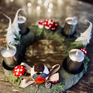 gefilzter Adventskranz mit Rotkehlchen, Glückspilzen und glänzenden Kugeln - Einzelstück