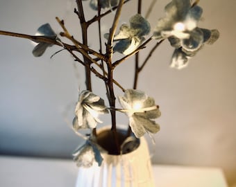 Lichterkette mit romantischen Blüten - graublau