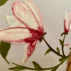 Handgefilzte Kissenhülle mit Magnolie Kunstgenuss Bild 2