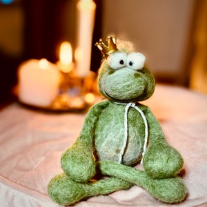felted frog prince Günther 072