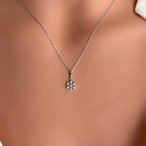 Tiny Snowflake Necklace / 925 Sterling Silver Necklace / Zircon Necklace / Snowflake Pendant / Snowflake Jewelry