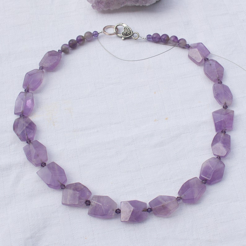 Kette lila violett Amethyst Nuggets poliert 53 cm Bild 2