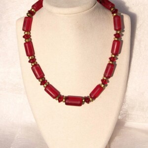 African Tradebeads Kette mit Ohrhaken rot Walzen und Vaselineperlen 44 cm Bild 6