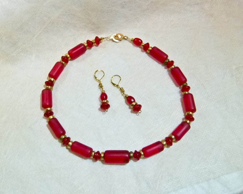 African Tradebeads Kette mit Ohrhaken rot Walzen und Vaselineperlen 44 cm Bild 3