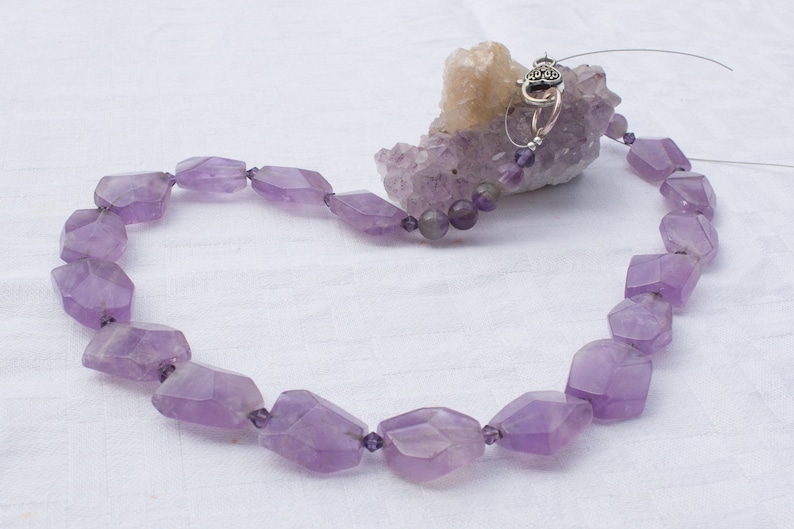 Kette lila violett Amethyst Nuggets poliert 53 cm Bild 1