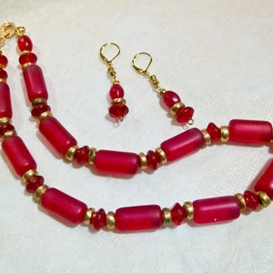 African Tradebeads Kette mit Ohrhaken rot Walzen und Vaselineperlen 44 cm Bild 2