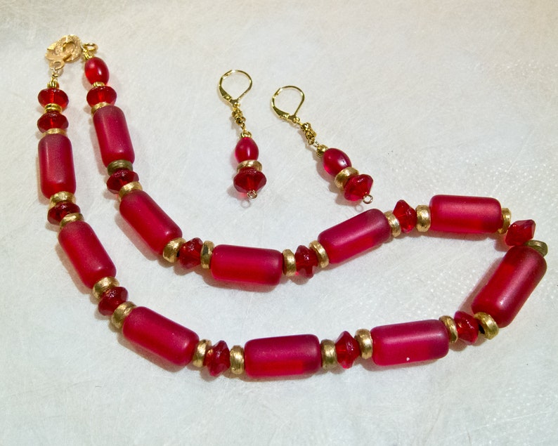 African Tradebeads Kette mit Ohrhaken rot Walzen und Vaselineperlen 44 cm Bild 2