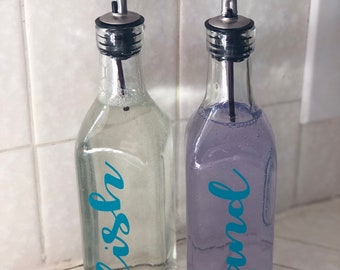 Mano e bicchieri di sapone del piatto
