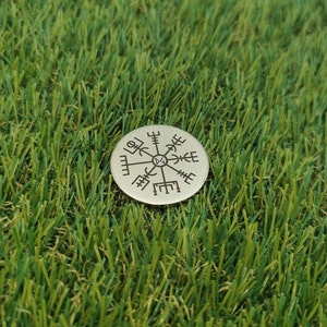 Golf Ballmarker Vegvisir. Neusilber 30 x 2 mm. Für Golfer und Golferinnen. Individuelle Sonderanfertigung. Wikinger Münze Bild 3