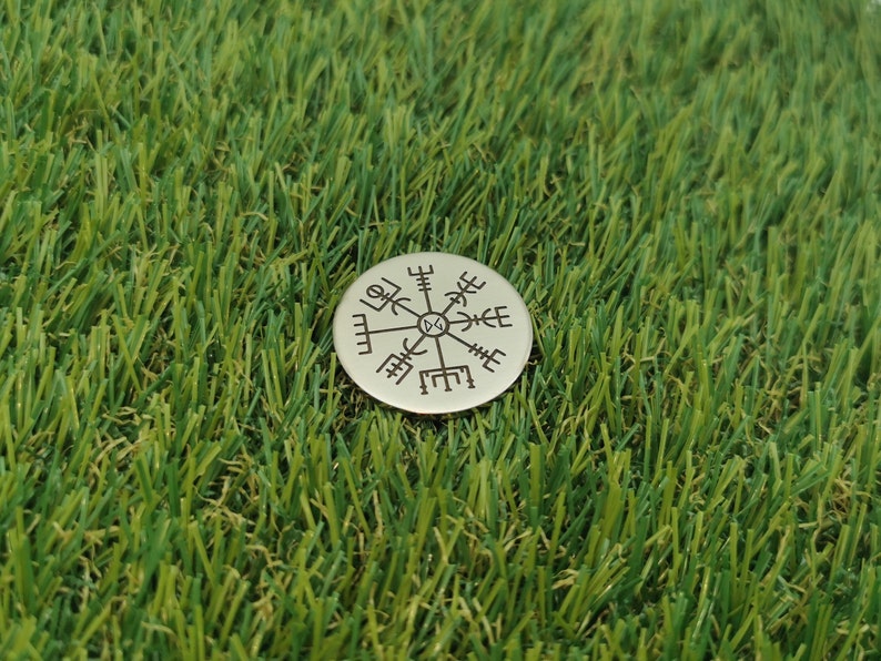 Golf Ballmarker Vegvisir. Neusilber 30 x 2 mm. Für Golfer und Golferinnen. Individuelle Sonderanfertigung. Wikinger Münze Bild 3