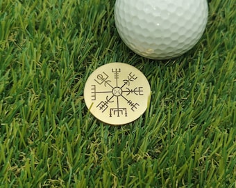 Golf Ballmarker Vegvísir mit Initialen. Messing 30 x 2 mm. Für Golfer und Golferinnen. Individuelle Sonderanfertigung. Wikinger Münze