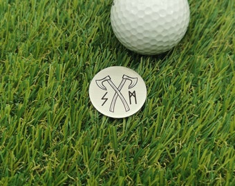 Golf Ballmarker Wikinger Axt mit Initialen. Neusilber 30 x 2 mm. Für Golfer und Golferinnen. Individuelle Sonderanfertigung. Wikinger Münze