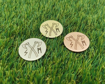 Golf Ballmarker Wikinger Axt mit Initialen. Messing, Kupfer, Neusilber 30 x 2 mm. Für Golfer und Golferinnen. Wikinger Münze