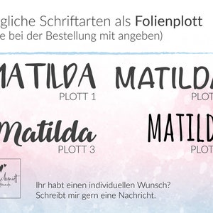 Puede incluir: Se muestran cuatro estilos de fuente diferentes para el nombre Matilda en texto negro sobre un fondo de acuarela rosa y azul. El texto "PLOTT 1", "PLOTT 2", "PLOTT 3" y "PLOTT 4" se encuentra debajo de cada estilo de fuente. El texto "M&ouml;gliche Schriftarten als Folienplott (Bitte bei der Bestellung mit angeben)" est&aacute; en la parte superior de la imagen. El texto "franz schmitt handmade" est&aacute; en la parte inferior izquierda de la imagen. El texto "Ihr habt einen individuellen Wunsch? Schreibt mir gern eine Nachricht." est&aacute; en la parte inferior derecha de la imagen.