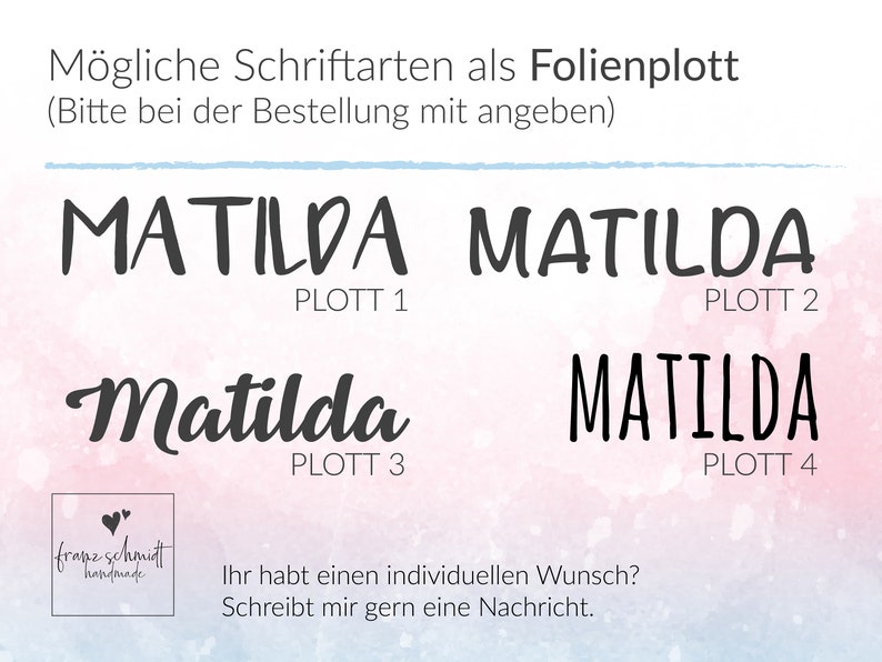 Puede incluir: Se muestran cuatro estilos de fuente diferentes para el nombre Matilda en texto negro sobre un fondo de acuarela rosa y azul. El texto "PLOTT 1", "PLOTT 2", "PLOTT 3" y "PLOTT 4" se encuentra debajo de cada estilo de fuente. El texto "M&ouml;gliche Schriftarten als Folienplott (Bitte bei der Bestellung mit angeben)" est&aacute; en la parte superior de la imagen. El texto "franz schmitt handmade" est&aacute; en la parte inferior izquierda de la imagen. El texto "Ihr habt einen individuellen Wunsch? Schreibt mir gern eine Nachricht." est&aacute; en la parte inferior derecha de la imagen.