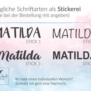 Puede incluir: Se muestran cuatro estilos de fuente diferentes para el nombre Matilda en texto negro sobre un fondo de acuarela rosa y azul. El texto "Stick 1", "Stick 2", "Stick 3" y "Stick 4" se encuentra debajo de cada estilo de fuente. El texto "M&ouml;gliche Schriftarten als Stickerei (Bitte bei der Bestellung mit angeben)" se encuentra en la parte superior de la imagen.