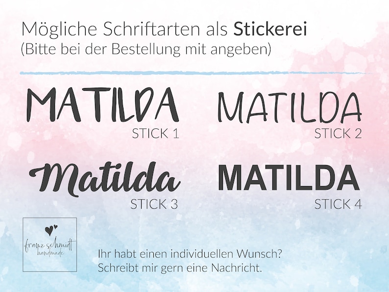 Puede incluir: Se muestran cuatro estilos de fuente diferentes para el nombre Matilda en texto negro sobre un fondo de acuarela rosa y azul. El texto "Stick 1", "Stick 2", "Stick 3" y "Stick 4" se encuentra debajo de cada estilo de fuente. El texto "M&ouml;gliche Schriftarten als Stickerei (Bitte bei der Bestellung mit angeben)" se encuentra en la parte superior de la imagen.