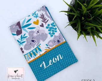 Funda para el registro de salud infantil con forma de koala y bolsillo para la tarjeta de vacunación • personalizada con el nombre