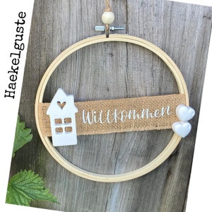 Türkranz Willkommen Haus Stickrahmen, Geschenk Hauseinweihung Freundin Türschild Holzschild Eingang 20 cm neues Heim Zuhause Metallring