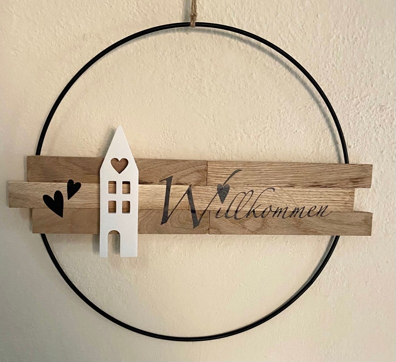 30 cm großer Türkranz Willkommen Haus Metallring Geschenk Hauseinweihung Freundin Türschild Holzschild Eingang neues Heim Zuhause Hochzeit Bild 2