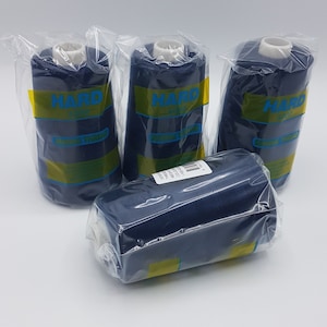 Könnte beinhalten: Vier Spulen marineblauen Nähgarns, jeweils in klarem Kunststoff verpackt. Die Spulen haben weiße Kerne und sind mit dem Wort "HARD" in Blau und Gelb beschriftet. Der Faden ist zum Nähen und Basteln.