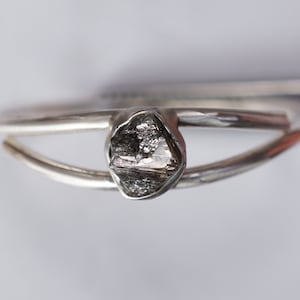 Anillo de diamantes áspero