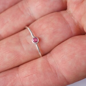 K&ouml;nnte beinhalten: Ein zarter Silberring mit einem kleinen, runden, rosafarbenen Edelstein.