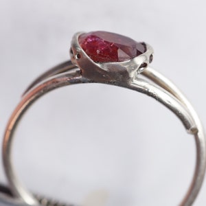Puede incluir: Un anillo de plata con una piedra preciosa rosa engastada en un engaste texturizado &uacute;nico.