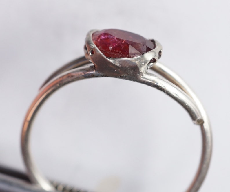 Puede incluir: Un anillo de plata con una piedra preciosa rosa engastada en un engaste texturizado &uacute;nico.