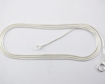 Puede incluir: Un collar de cadena de serpiente de plata con cierre de langosta.