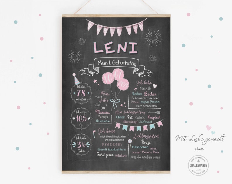 Puede incluir: Un letrero de pizarra con decoraciones rosas y azules para celebrar el primer cumplea&ntilde;os de un beb&eacute; llamado Leni. El letrero incluye detalles como la edad, el peso y las cosas favoritas. Tambi&eacute;n tiene una secci&oacute;n para las comidas favoritas y un mensaje que dice "Hecho con amor".