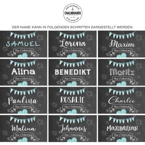 Puede incluir: Un letrero de pizarra con 12 nombres diferentes escritos en varias fuentes. Cada nombre est&aacute; rodeado por una pancarta de banderas y fuegos artificiales. El texto "DER NAME KANN IN FOLGENDEN SCHRIFTEN DARGESTELLT WERDEN:" est&aacute; en la parte superior de la pizarra.