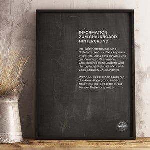 Puede incluir: Una pizarra negra con texto blanco que explica el fondo de la pizarra. El texto dice "Information zum Chalkboard-Hintergrund. Im "Tafelhintergrund" sind "Tafel-Kratzer" und Wischspuren integriert. Diese sind gewollt und geh&ouml;ren zum Charme des Chalkboards dazu. Zudem wird der typische Retro-Chalkboard-Look dadurch unterstrichen. Wenn Du lieber einen sauberen dunklen Hintergrund haben m&ouml;chtest, gib dies bitte direkt bei der Bestellung mit an." La pizarra est&aacute; enmarcada en negro y tiene un peque&ntilde;o logotipo en la esquina inferior derecha que dice "Chalkboards".